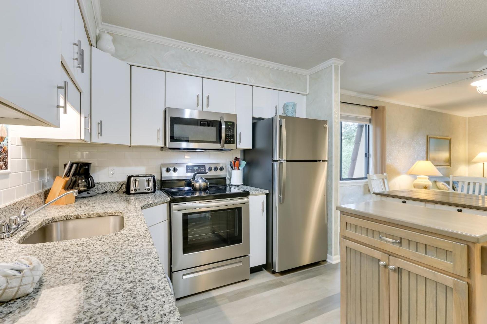 Hilton Head Condo With Balcony And Pool, Walk To Beach Hilton Head Island Exterior photo